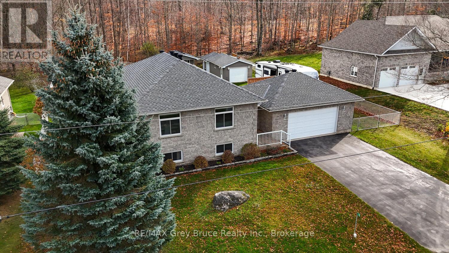 18 Walker Way, South Bruce Peninsula, Ontario  N0H 2G0 - Photo 3 - X12068489