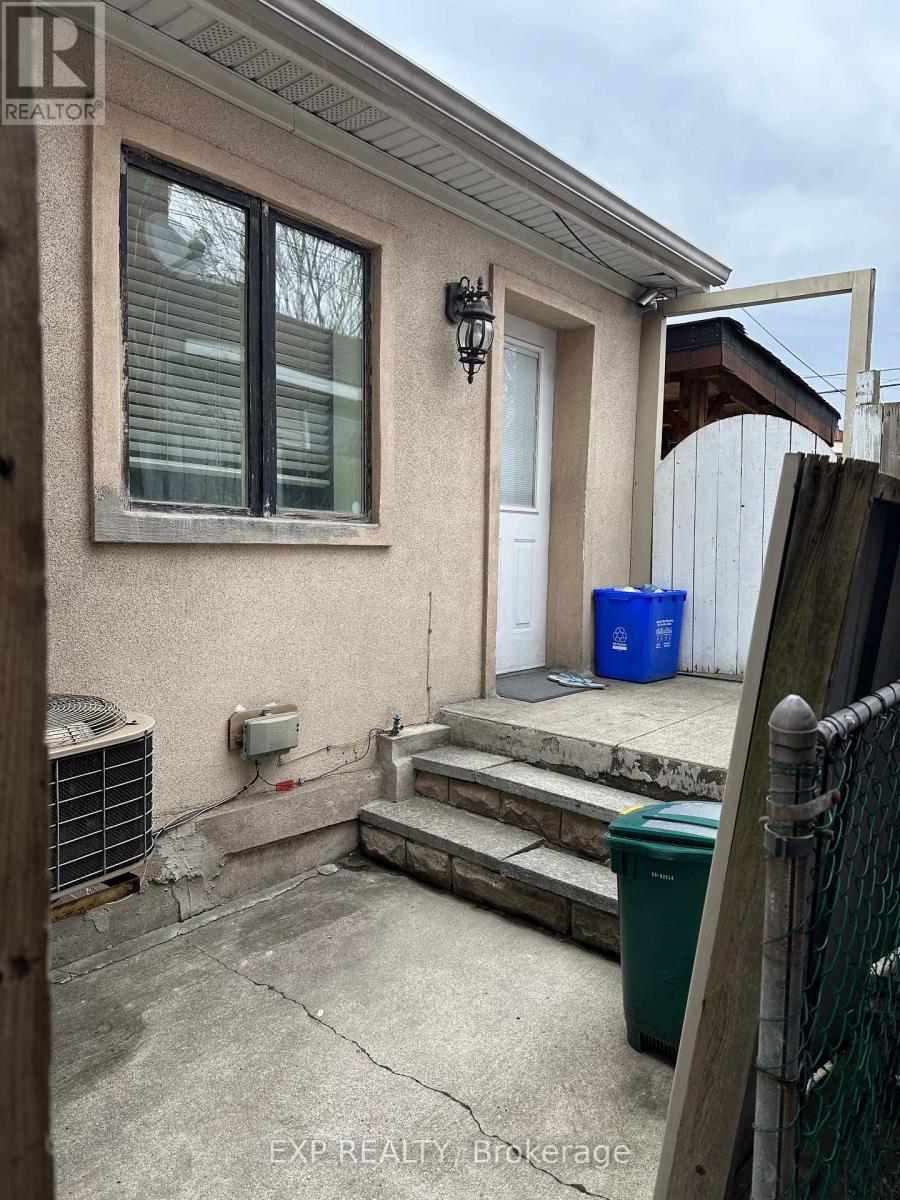 21 Oak Avenue, Hamilton, Ontario  L8L 5M7 - Photo 2 - X12068453