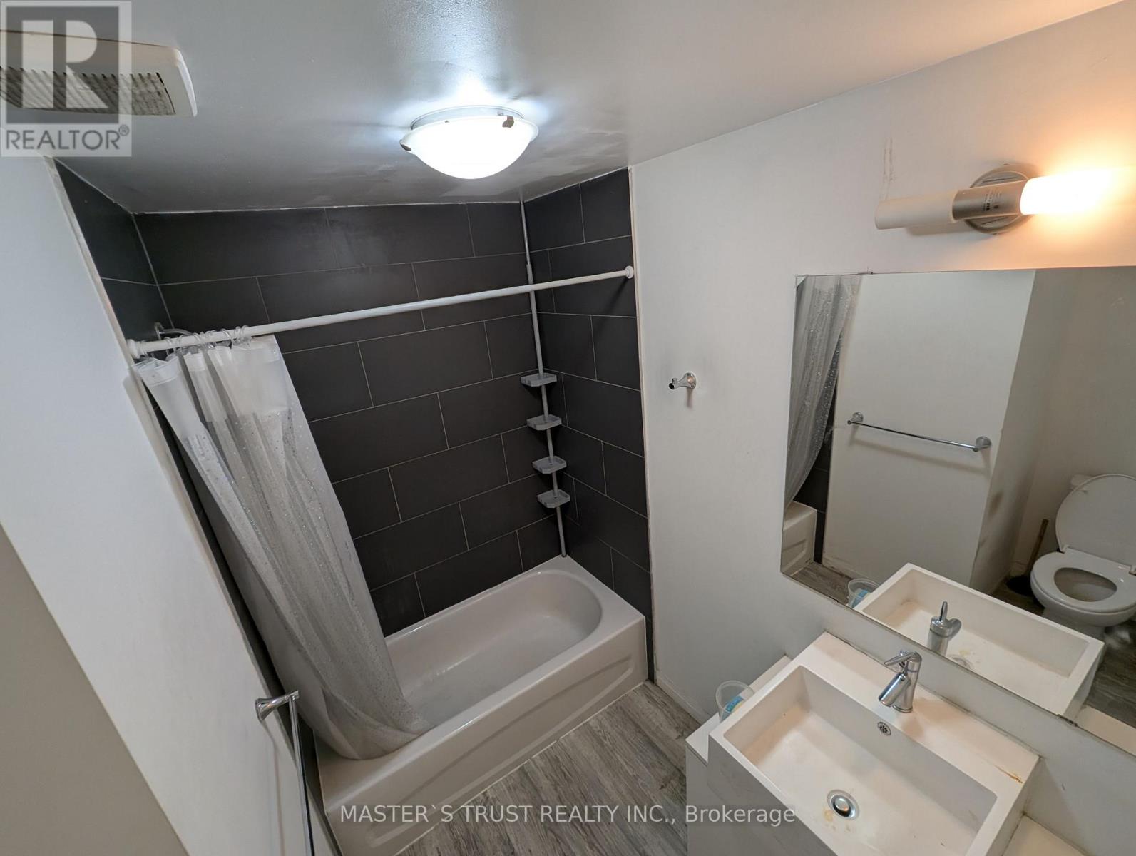 358 John Street N, Hamilton, Ontario  L8L 4R1 - Photo 5 - X12068595