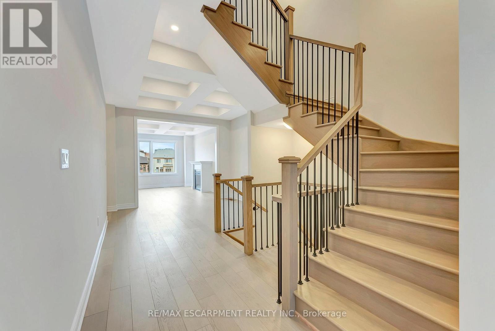 3109 Perkins Way, Oakville, Ontario  L6H 7G1 - Photo 4 - W12068723