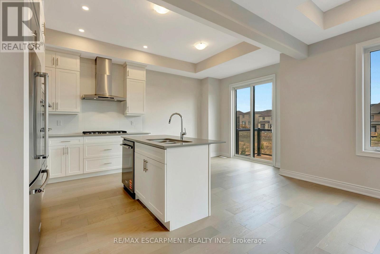 3109 Perkins Way, Oakville, Ontario  L6H 7G1 - Photo 9 - W12068723