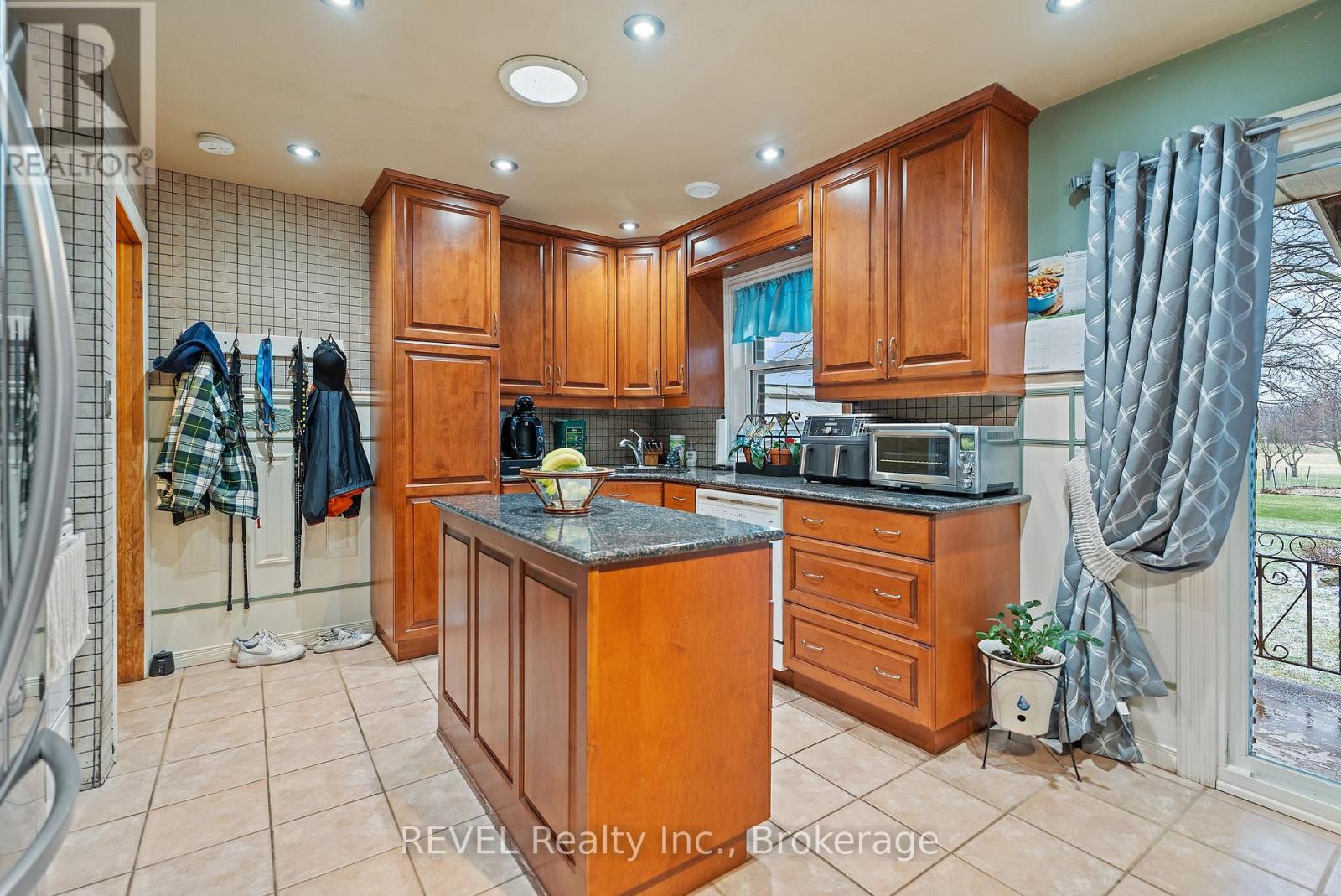 6398 Mountain Road, Niagara Falls (Stamford), Ontario  L2E 6S4 - Photo 12 - X12068864