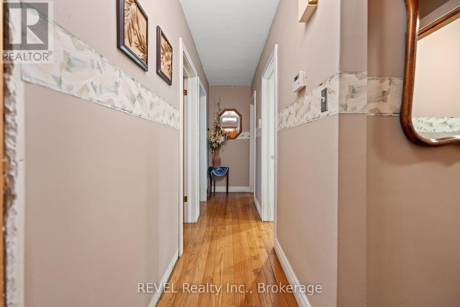 6398 Mountain Road, Niagara Falls (Stamford), Ontario  L2E 6S4 - Photo 18 - X12068864
