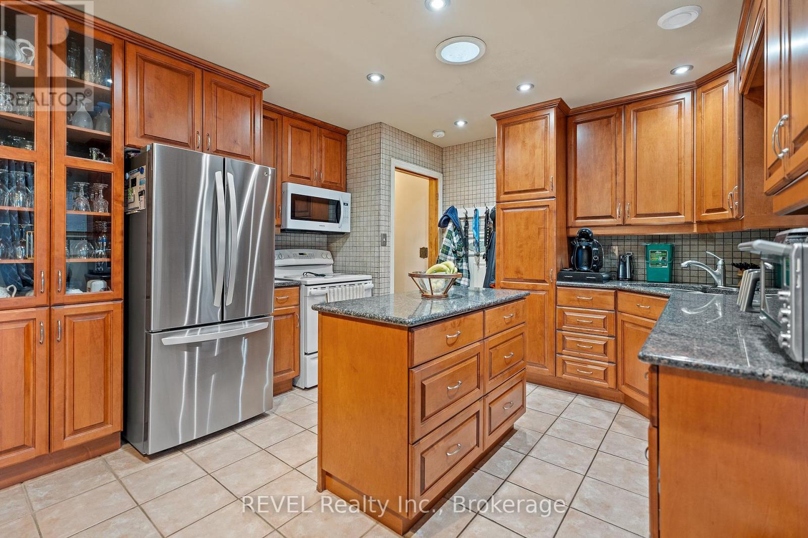6398 Mountain Road, Niagara Falls (Stamford), Ontario  L2E 6S4 - Photo 8 - X12068864
