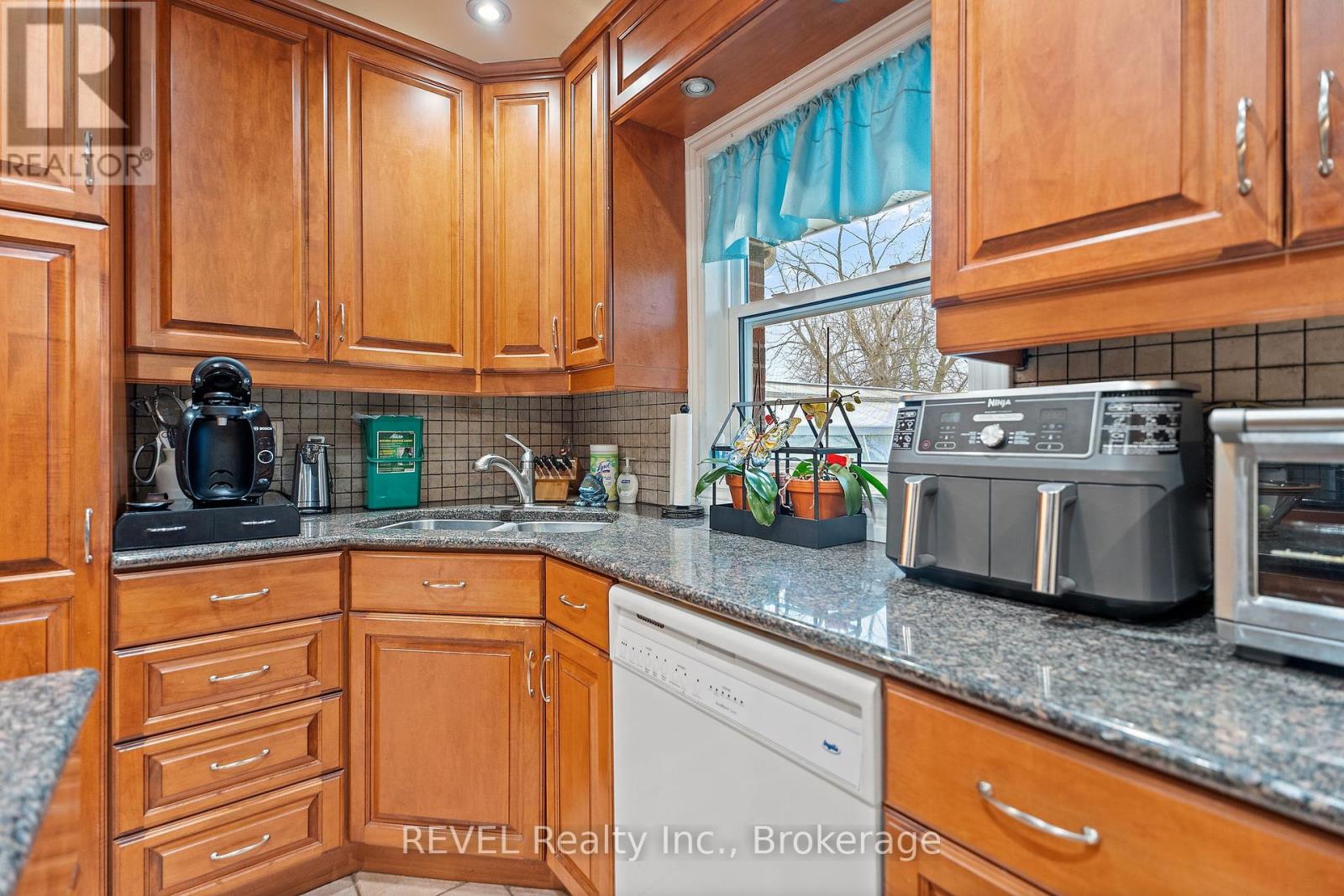 6398 Mountain Road, Niagara Falls (Stamford), Ontario  L2E 6S4 - Photo 9 - X12068864
