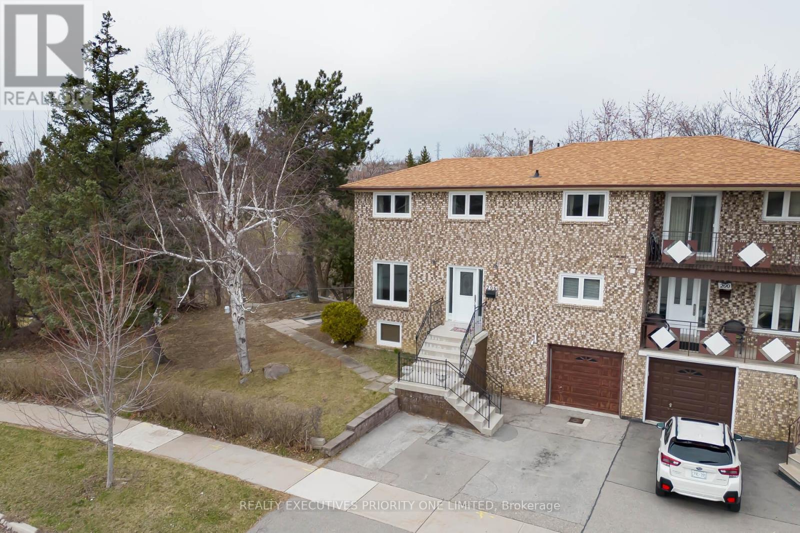 Property at 206 ANDREW PARK image 4