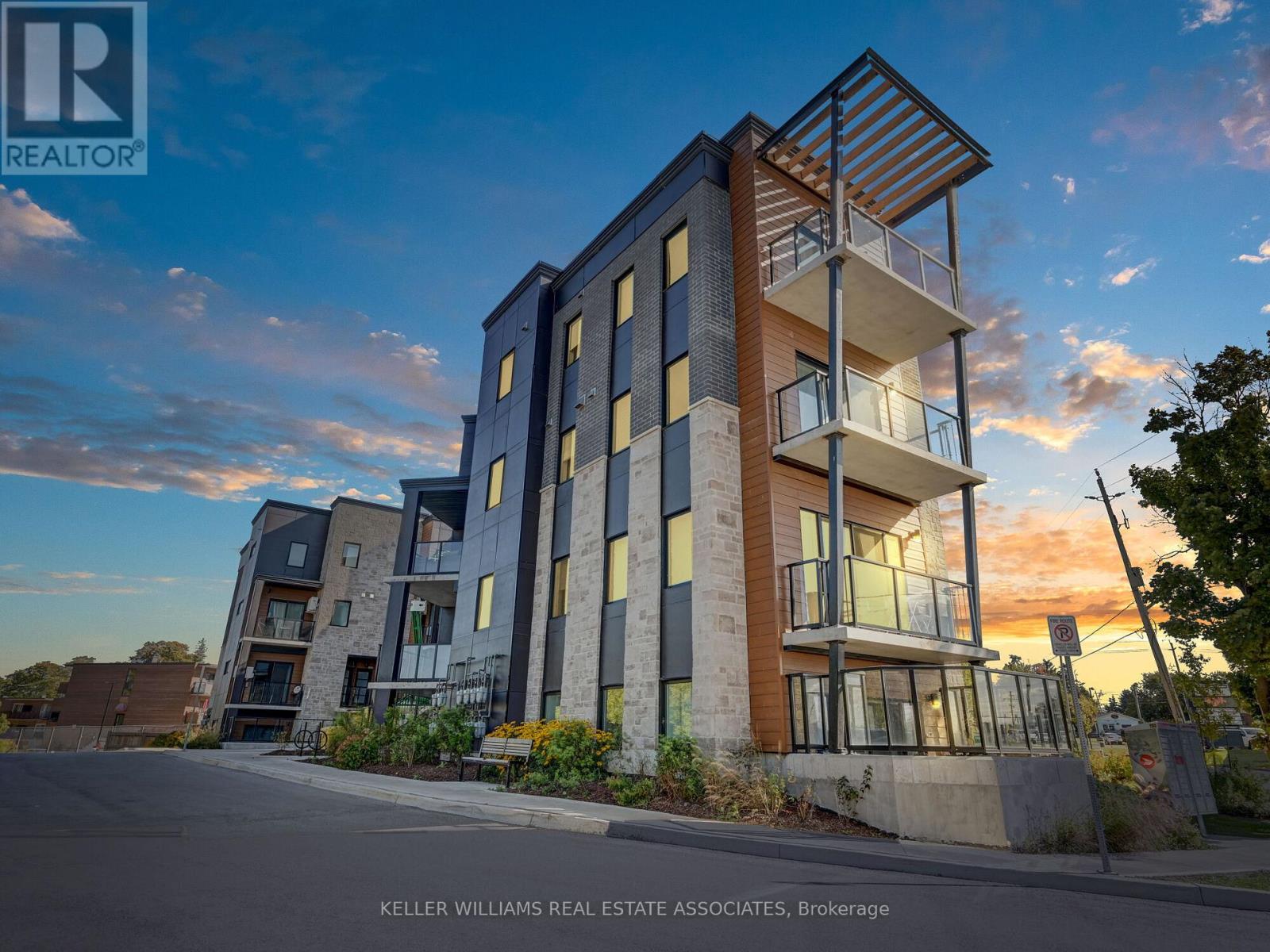 Property at 307 - 17 CENTRE STREET image 2
