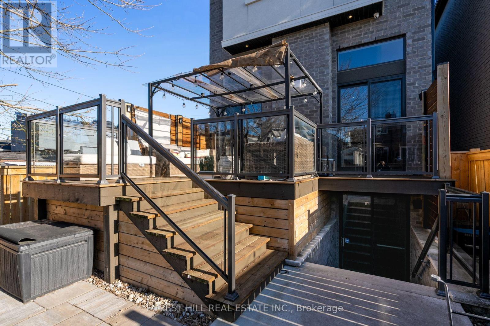 32 ALGOMA STREET Toronto (Mimico), ON M8Y 1C3