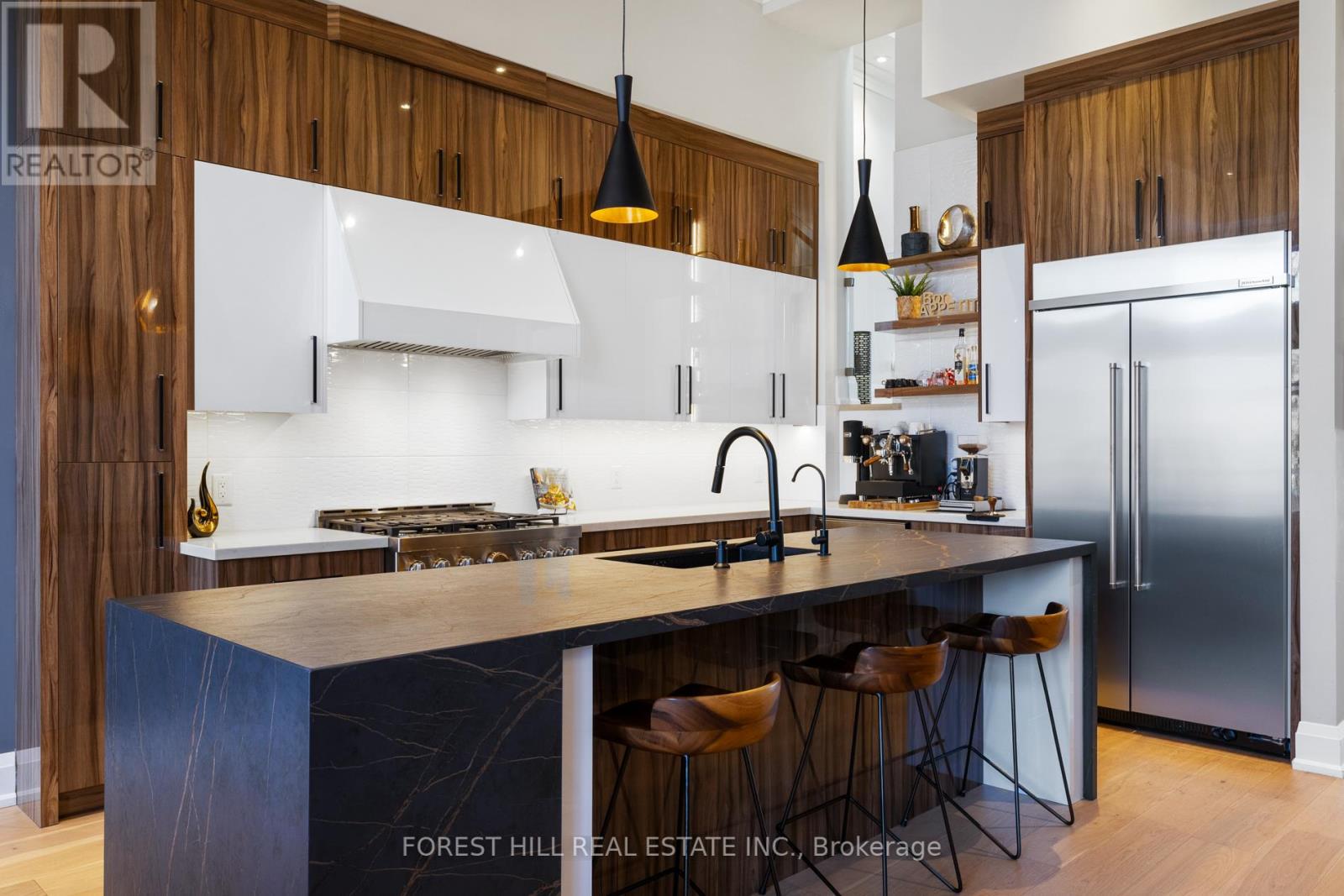 32 ALGOMA STREET Toronto (Mimico), ON M8Y 1C3