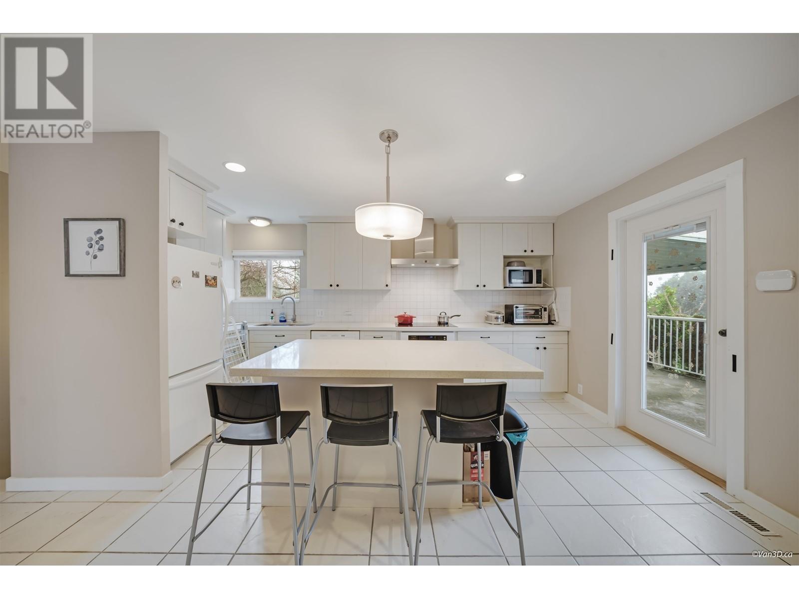 Listing Picture 10 of 40 : 5720 CURTIS STREET, Burnaby / 本拿比 - 魯藝地產 Yvonne Lu Group - MLS Medallion Club Member