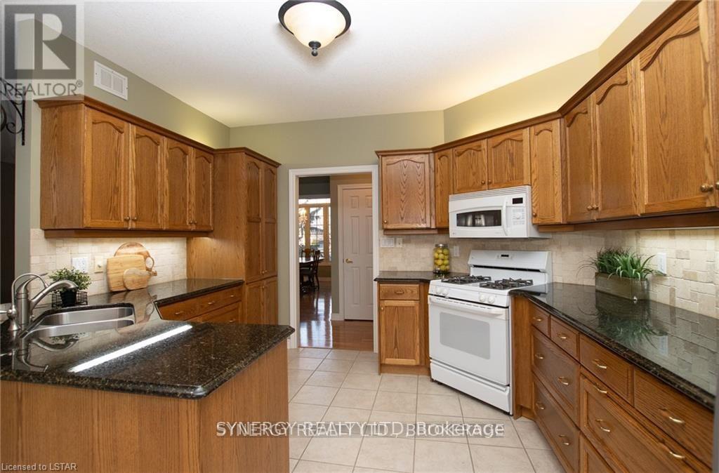 21 Calvert Drive, Middlesex Centre, Ontario  N0M 2A0 - Photo 11 - X12069217