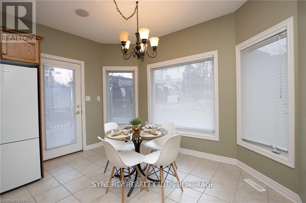 21 Calvert Drive, Middlesex Centre, Ontario  N0M 2A0 - Photo 12 - X12069217