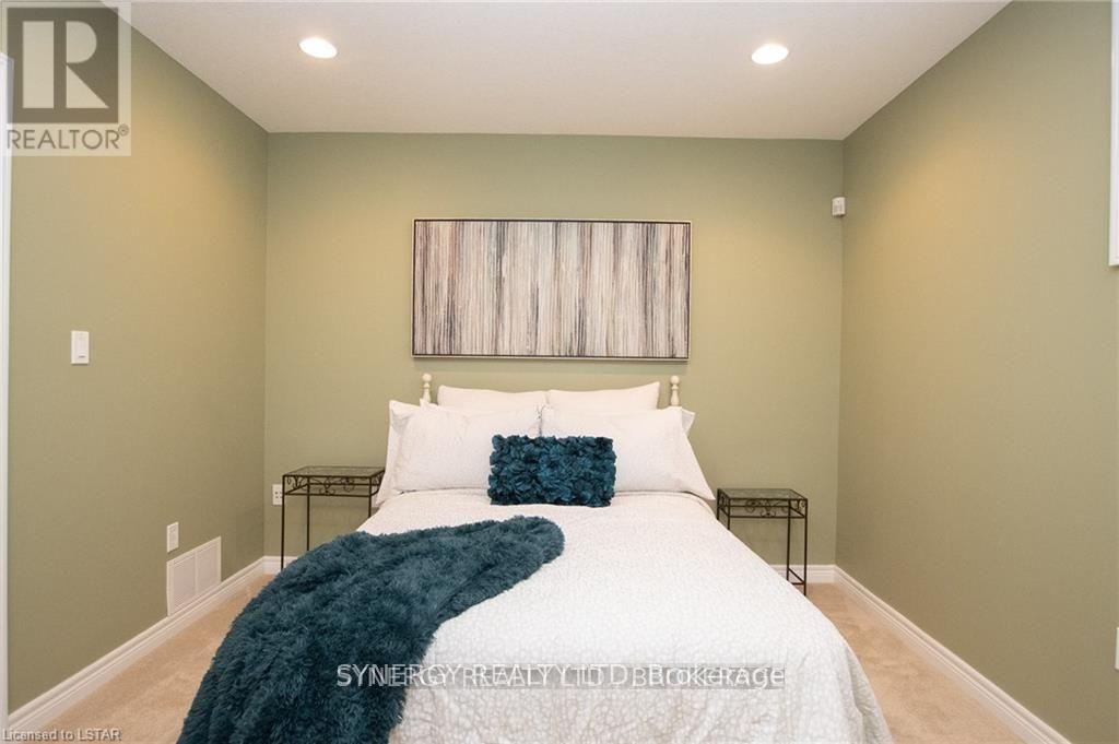21 Calvert Drive, Middlesex Centre, Ontario  N0M 2A0 - Photo 35 - X12069217