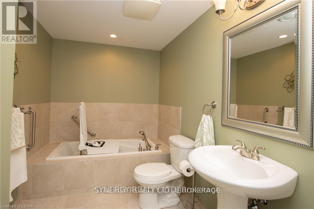 21 Calvert Drive, Middlesex Centre, Ontario  N0M 2A0 - Photo 38 - X12069217