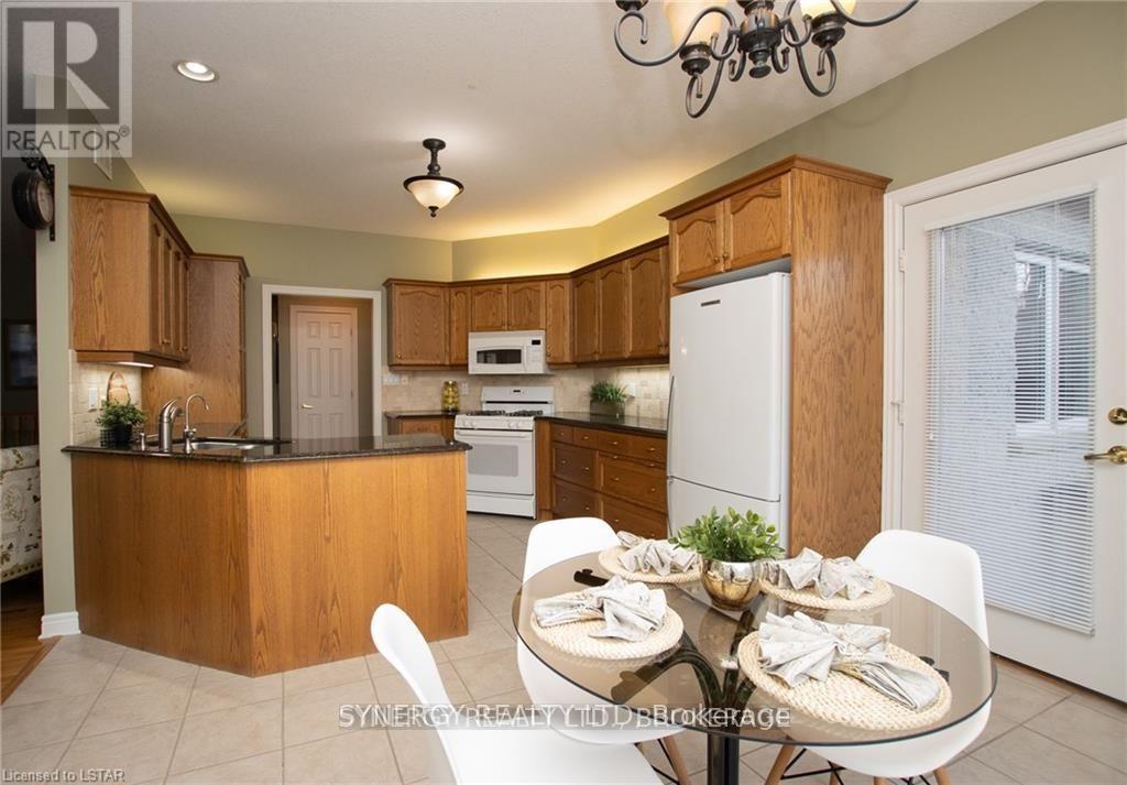 21 Calvert Drive, Middlesex Centre, Ontario  N0M 2A0 - Photo 7 - X12069217