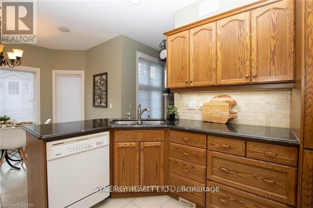 21 Calvert Drive, Middlesex Centre, Ontario  N0M 2A0 - Photo 9 - X12069217