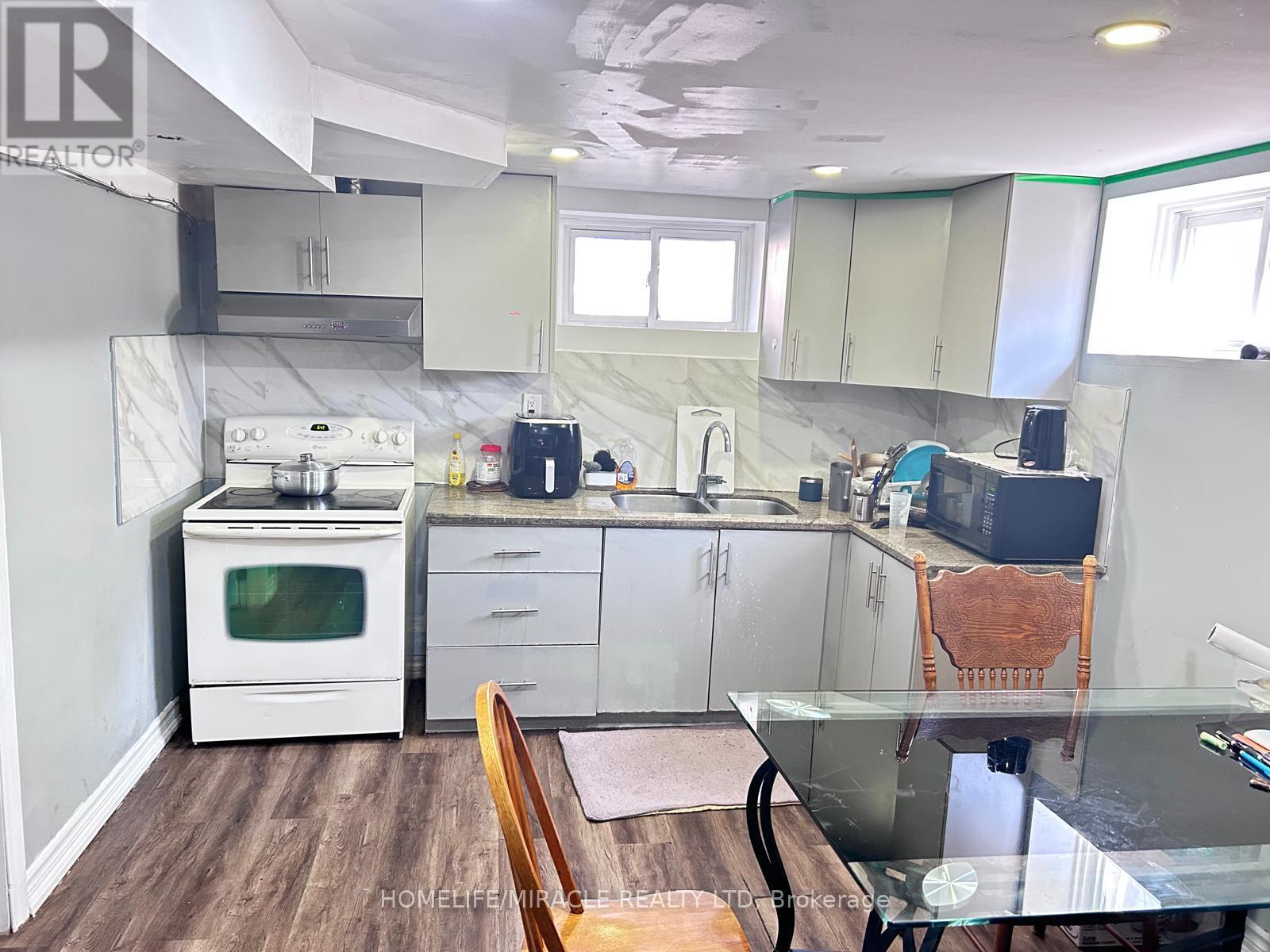 Photo 14 of 28 for 1326 Highbury Avenue N
