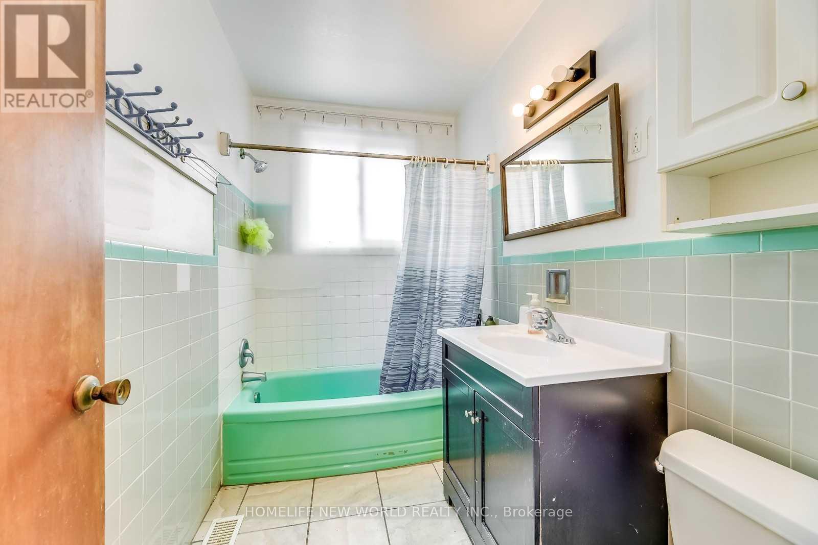 15 Holmes Avenue, Hamilton, Ontario  L8S 2K7 - Photo 10 - X12069168