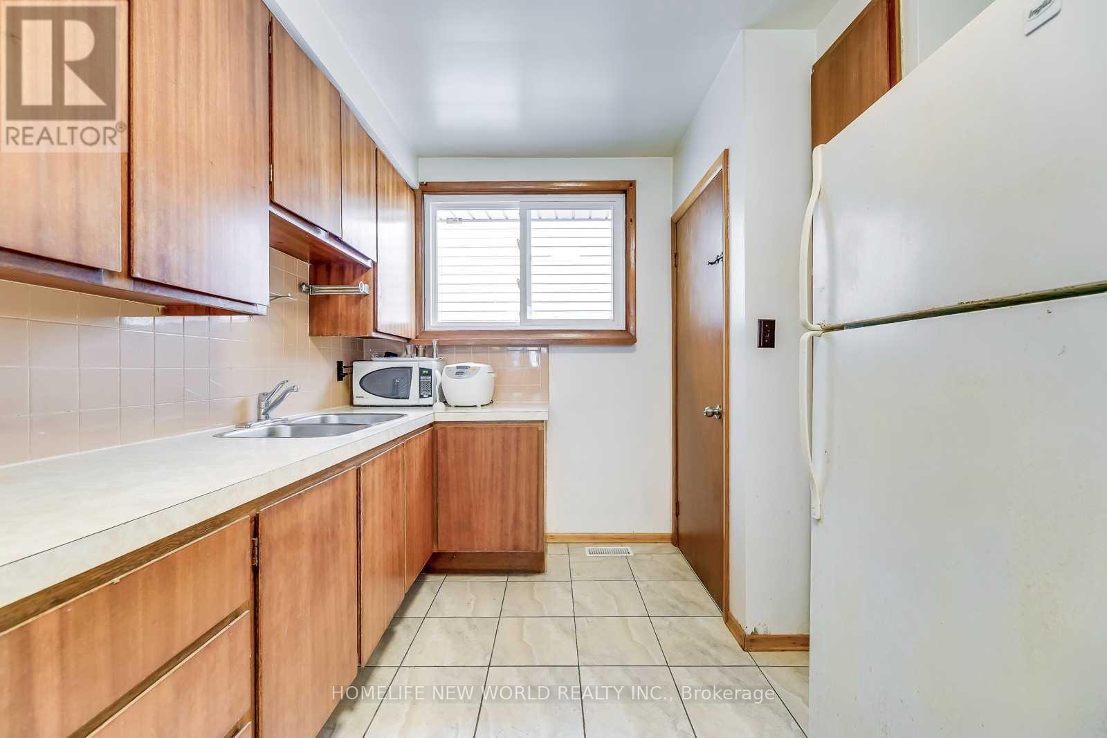 15 Holmes Avenue, Hamilton, Ontario  L8S 2K7 - Photo 4 - X12069168