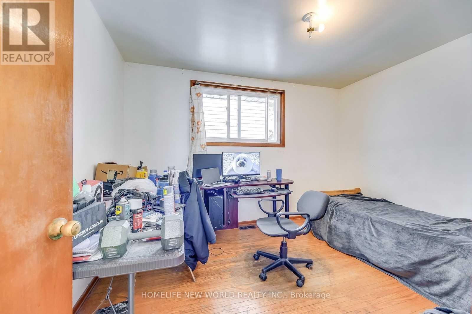 15 Holmes Avenue, Hamilton, Ontario  L8S 2K7 - Photo 7 - X12069168