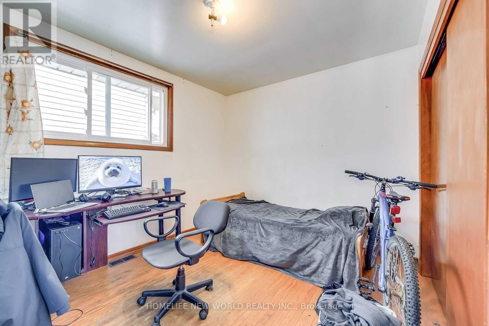15 Holmes Avenue, Hamilton, Ontario  L8S 2K7 - Photo 8 - X12069168