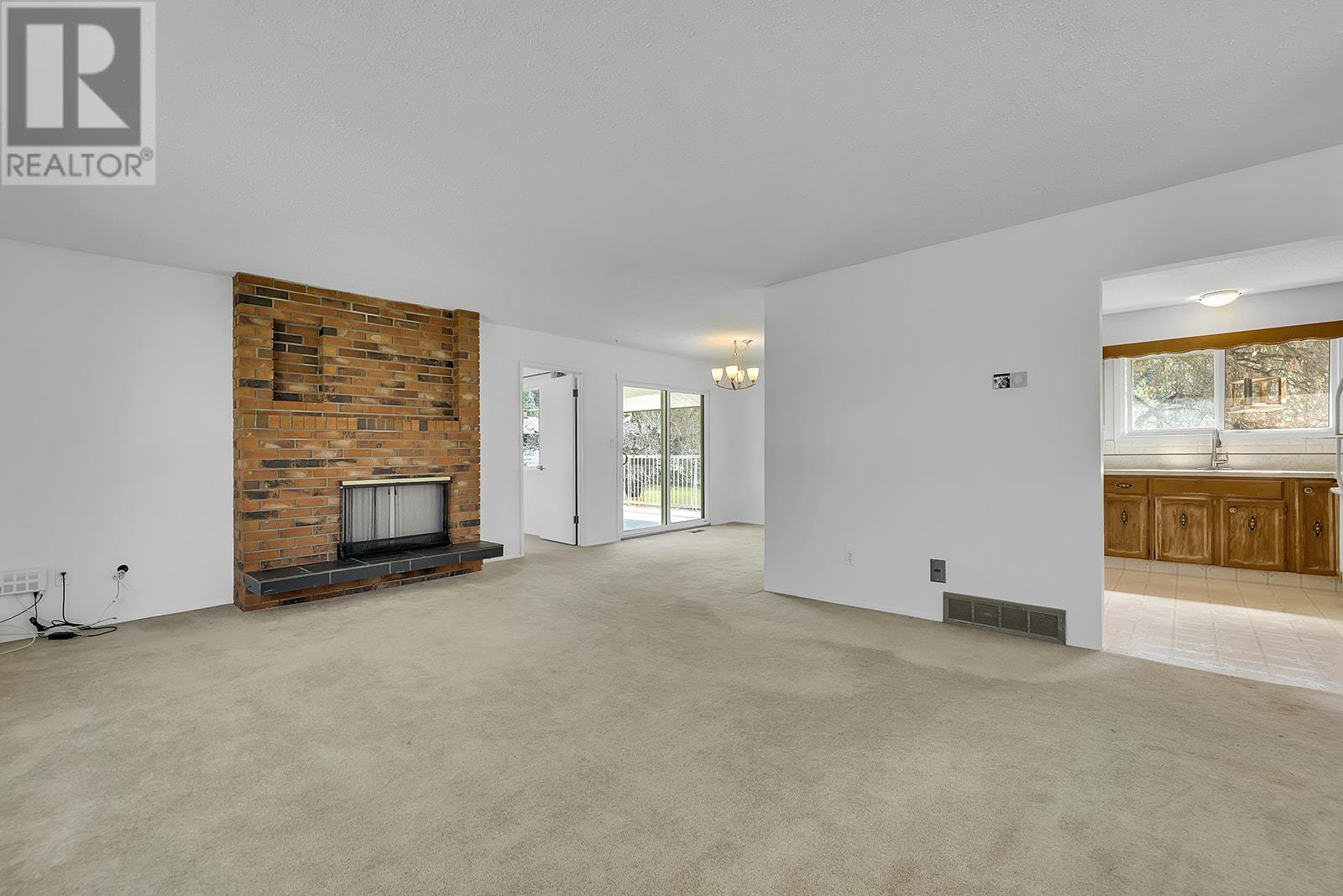 Property at 811 Tamarack Drive image 4