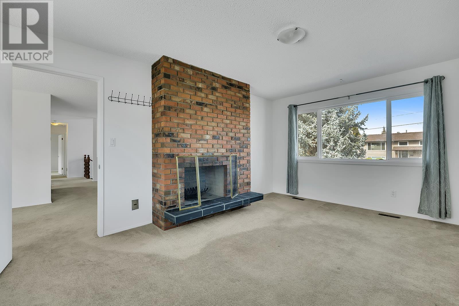 Property at 811 Tamarack Drive image 5