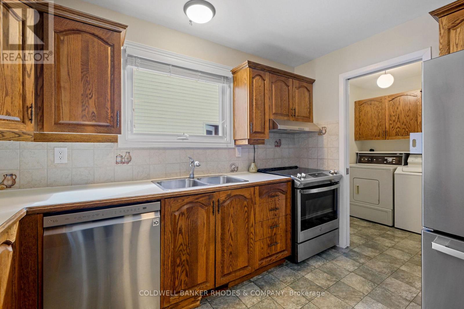 2184 East Acres Road, Ottawa, Ontario  K1J 9A7 - Photo 15 - X12069452