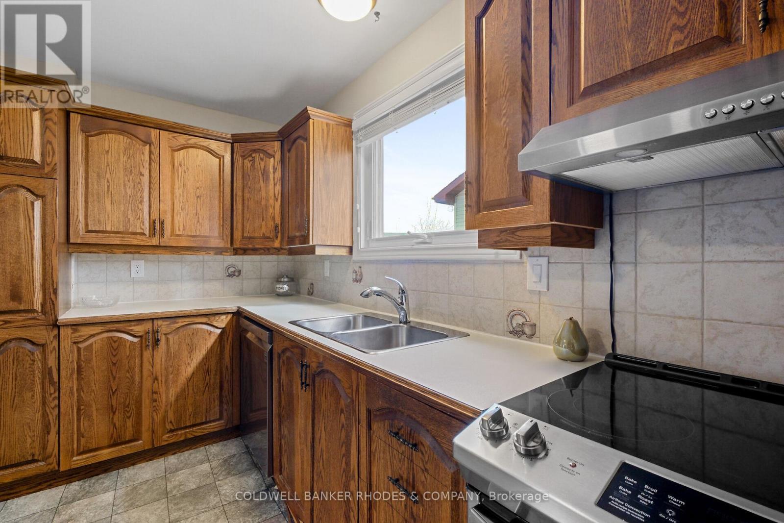 2184 East Acres Road, Ottawa, Ontario  K1J 9A7 - Photo 16 - X12069452