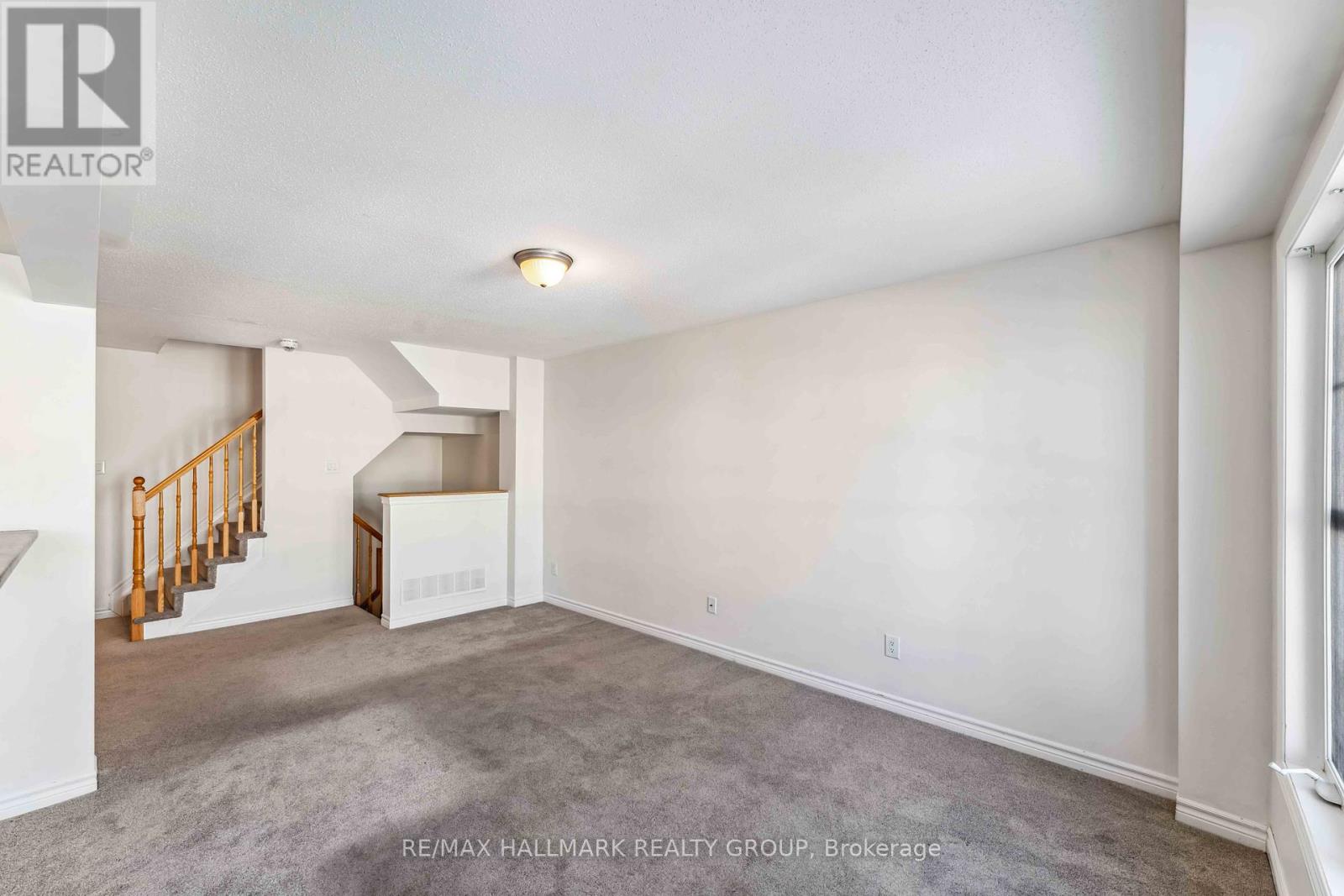 567 Roundleaf Way, Ottawa, Ontario  K2S 1E7 - Photo 12 - X12069485