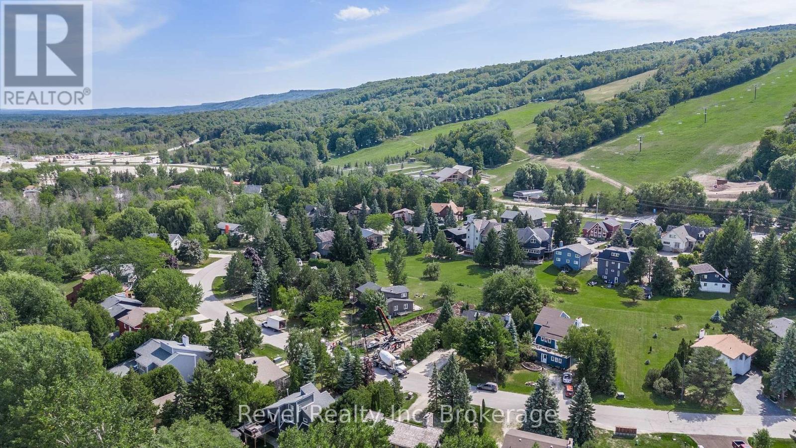 155 Settlers Way, Blue Mountains, Ontario  L9Y 0L5 - Photo 3 - X12069353
