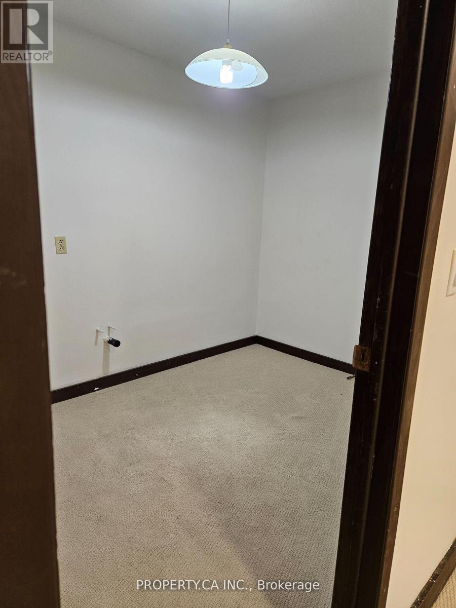 Bsmt - 16 Fleming Drive, Toronto (Bayview Woods-Steeles), Ontario  M2K 2N9 - Photo 12 - C12069332