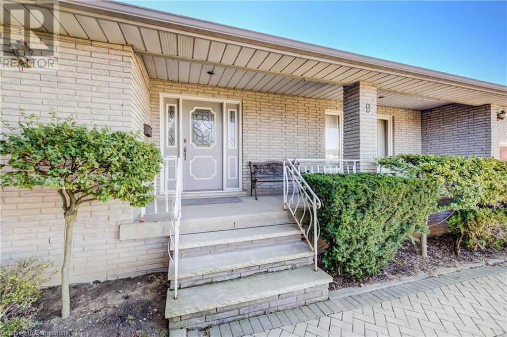 Property at 9 STONECLIFF Court image 3