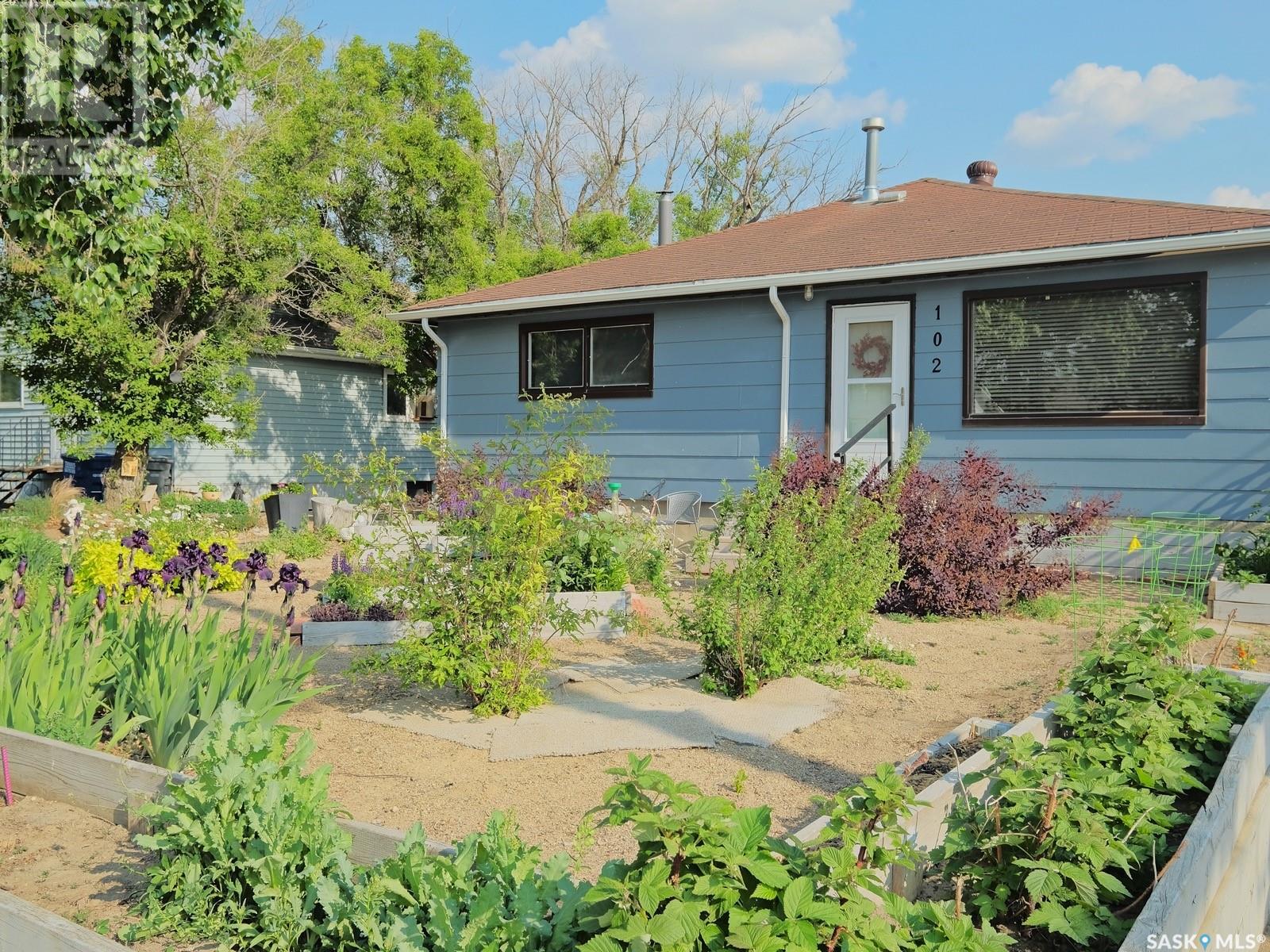 102 2nd AVENUE E, elrose, Saskatchewan