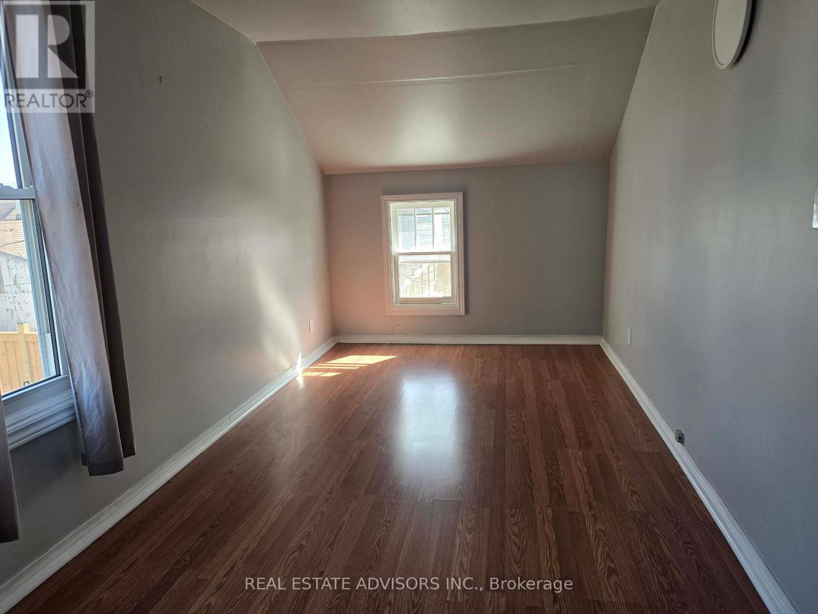 70 Allenby Avenue, Brantford, Ontario  N3S 1R4 - Photo 3 - X12069380