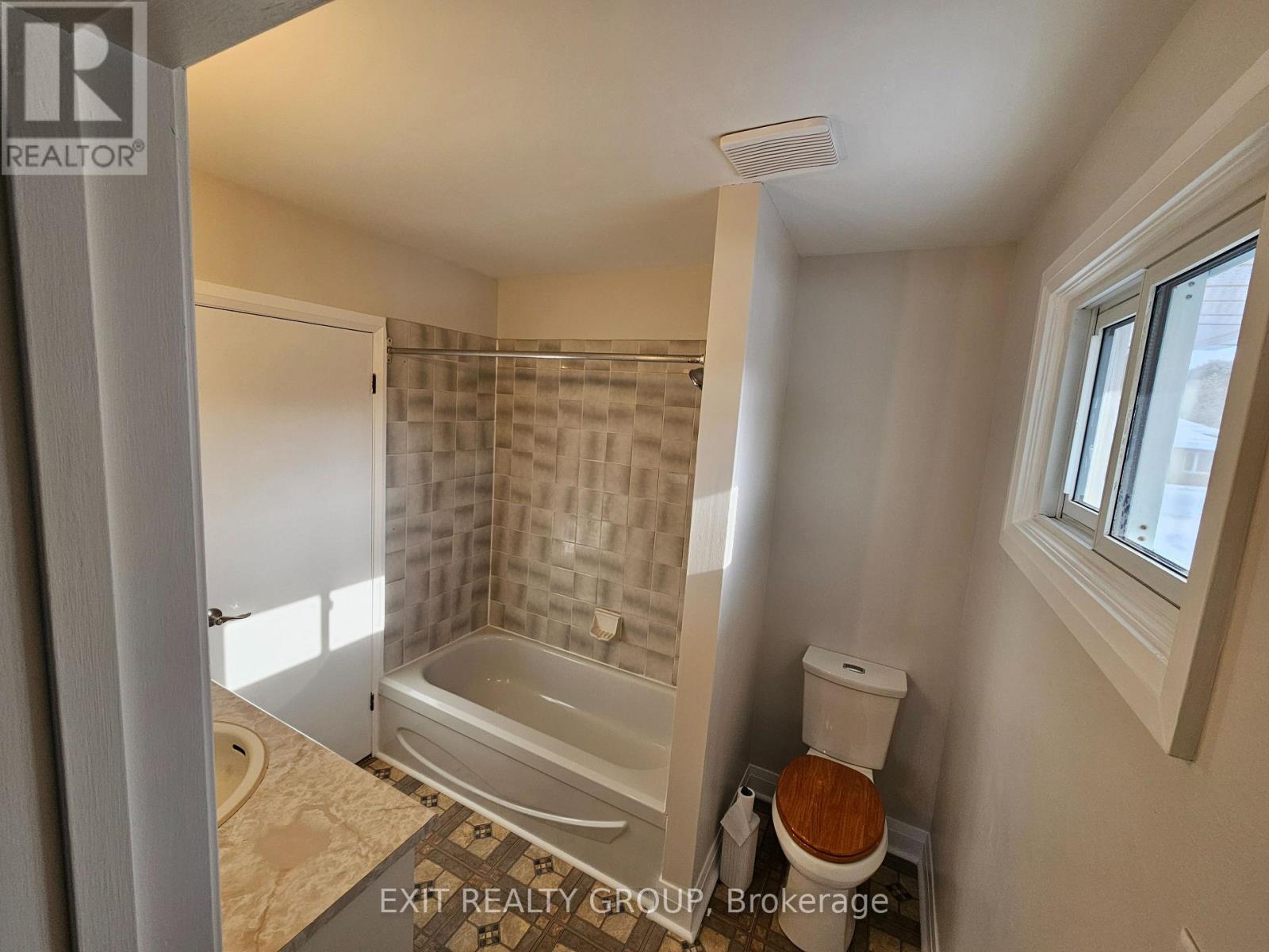 8 Village Drive, Belleville, Ontario  K8P 4J8 - Photo 5 - X11952251
