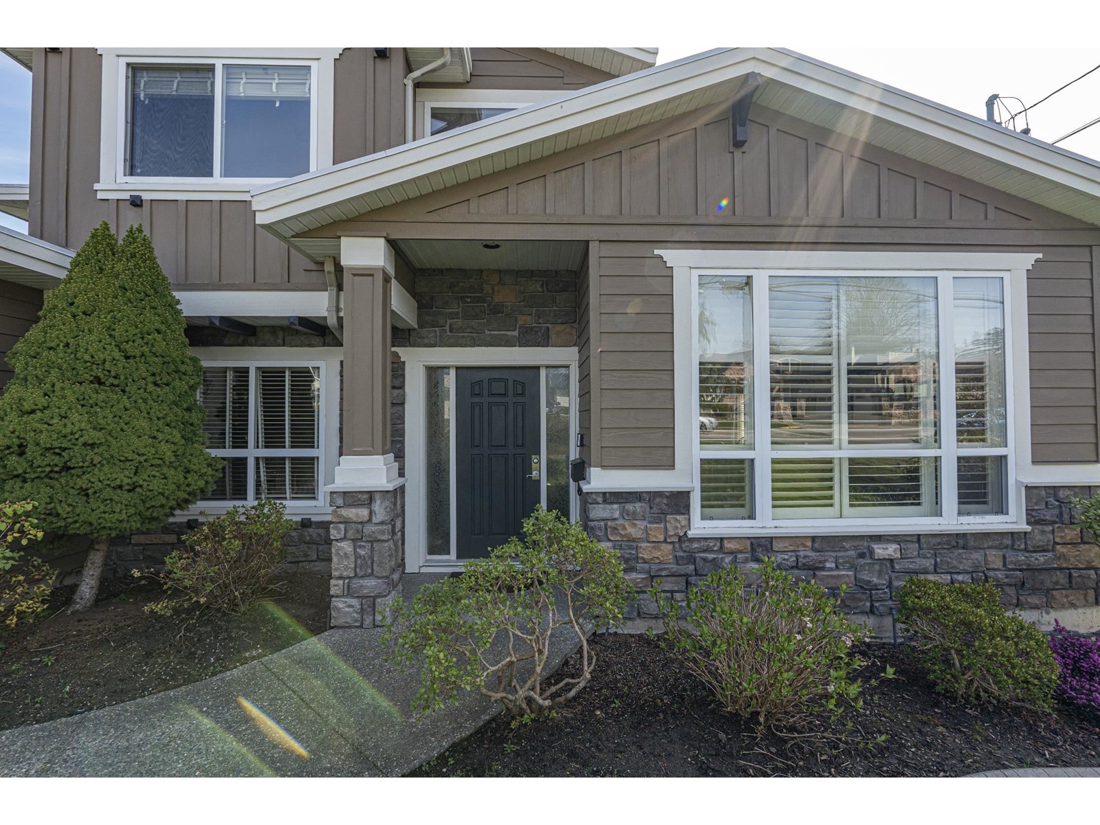Property at 1368 KENT STREET image 2