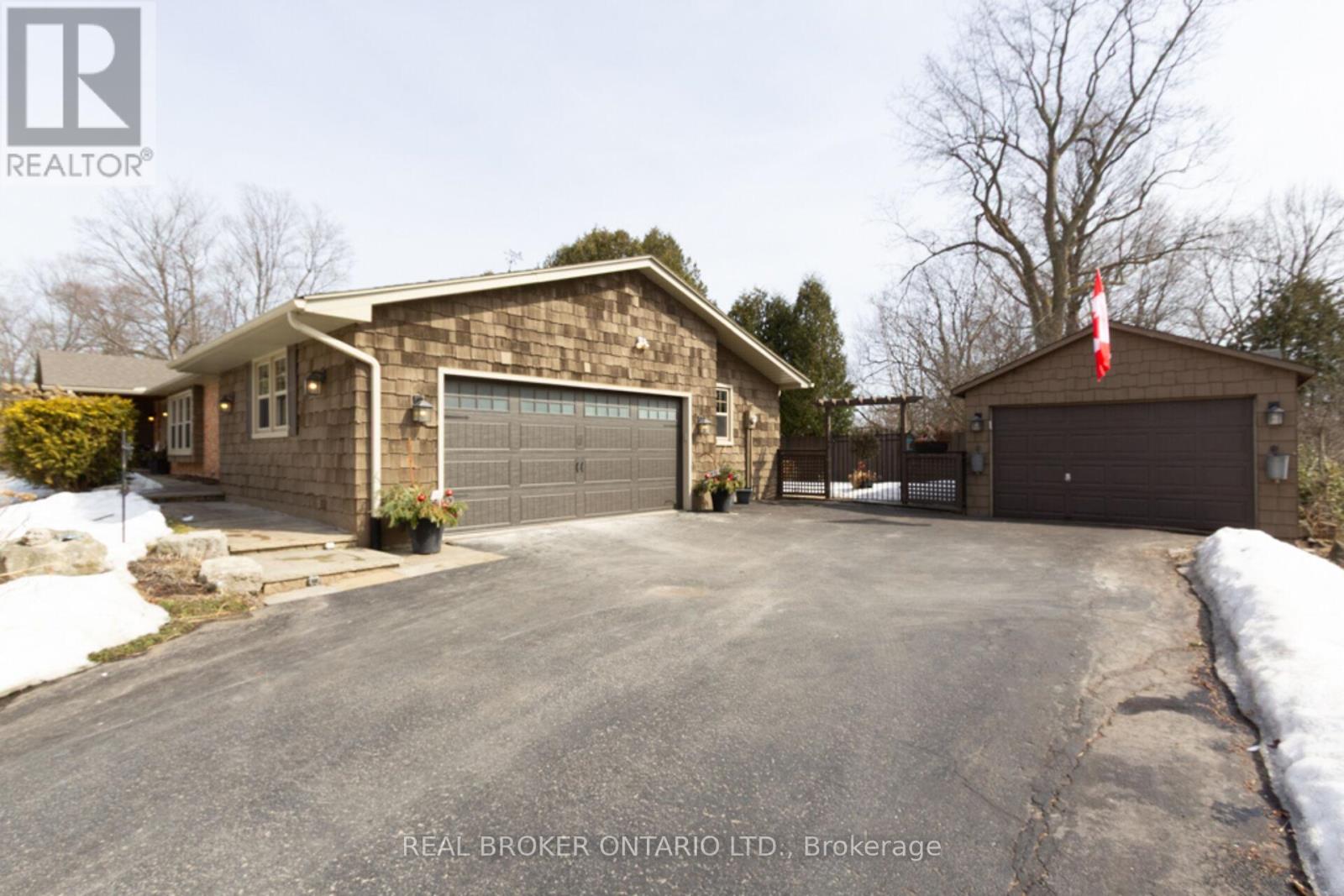 Property at 15 COACHMAN CRESCENT image 3