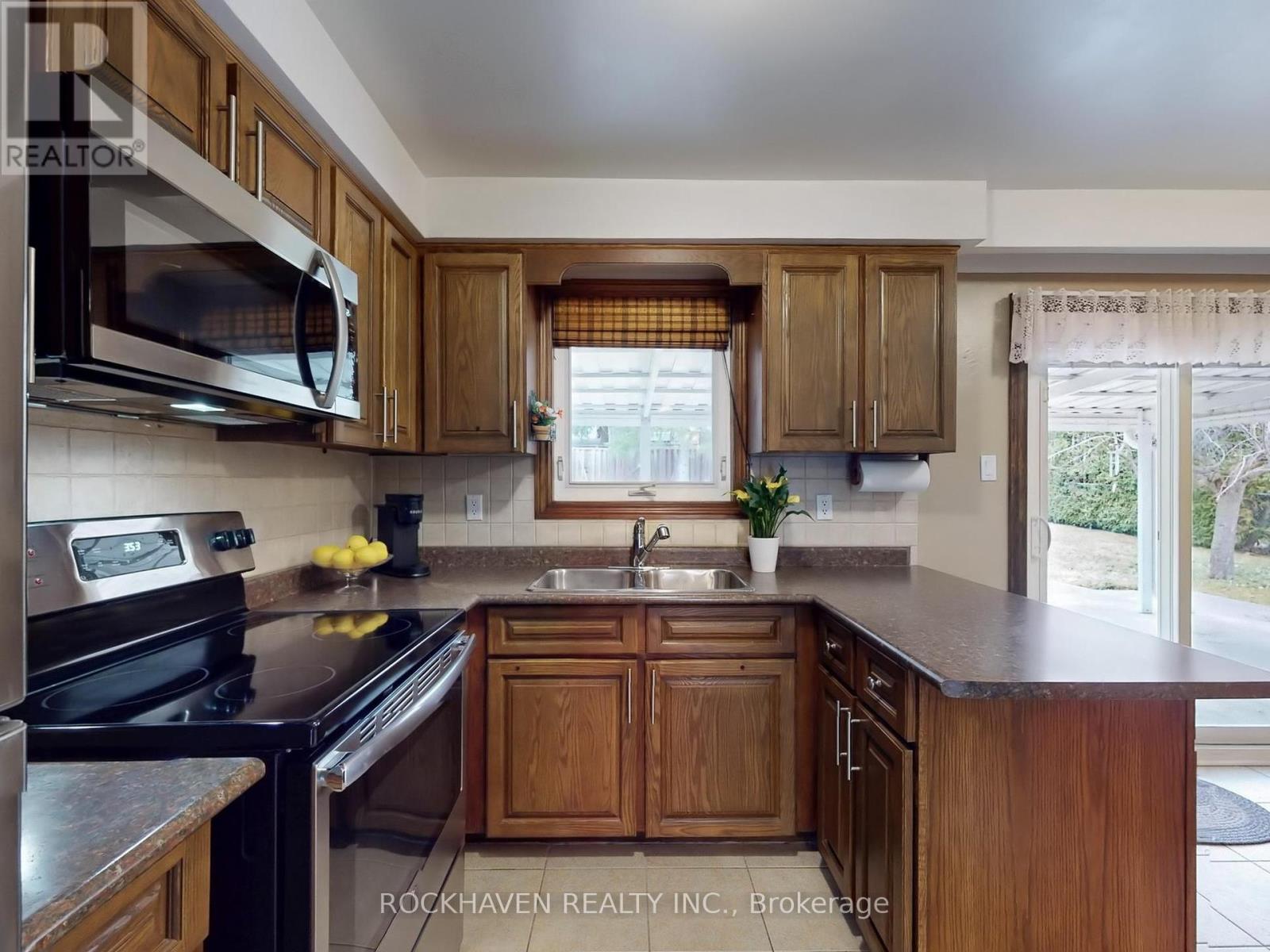 11 Meadowland Gate, Brampton, Ontario  L6W 3N8 - Photo 10 - W12064683