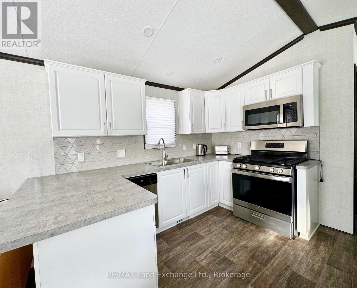 1136 Aspen Way, Saugeen Shores, Ontario  N0H 2C5 - Photo 8 - X12069638