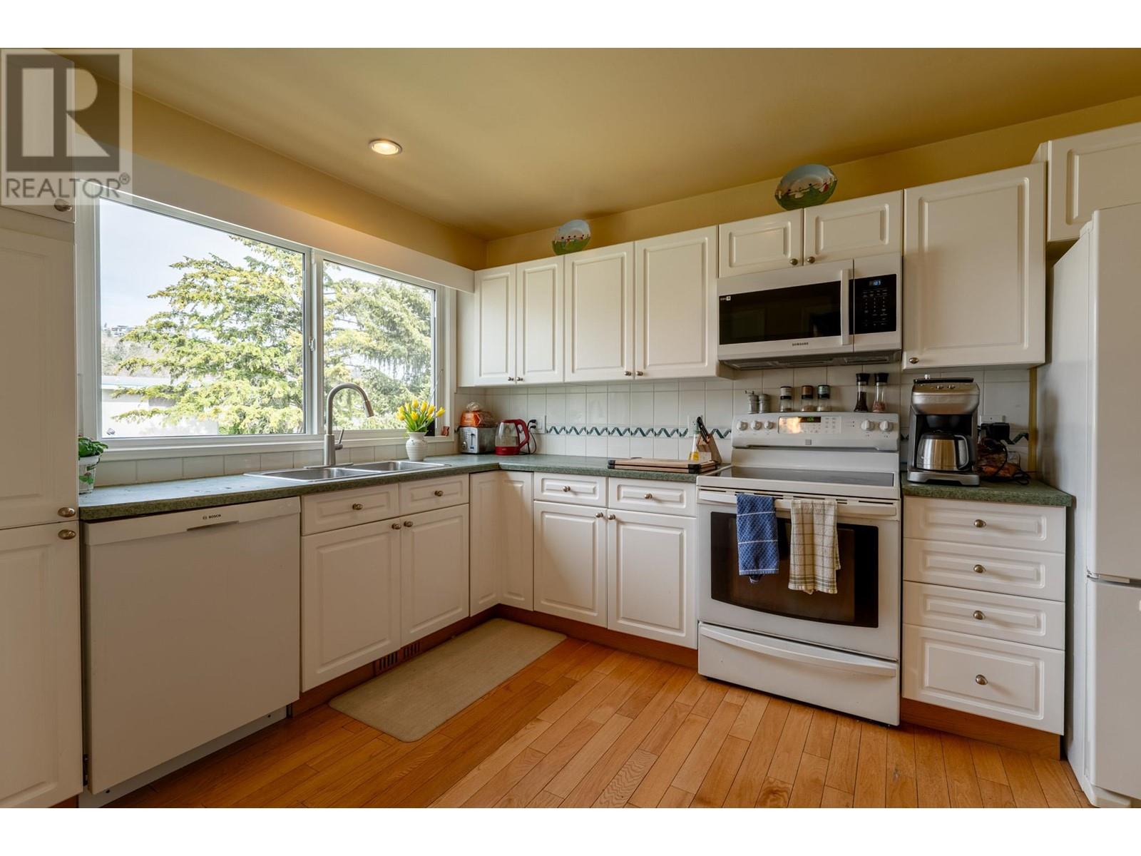 Property at 1336 Lombardy Square image 3