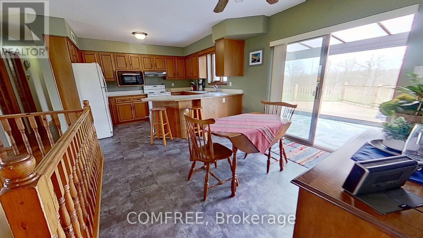 3938 Tile Yard Road, Enniskillen (Petrolia), Ontario  N0N 1R0 - Photo 5 - X12069752