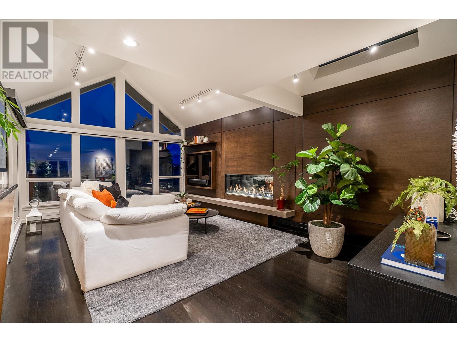 Property at 3262 W 1ST AVENUE image 3