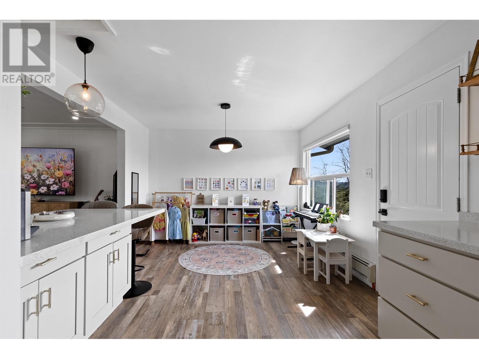 1916 Brunette Avenue, Coquitlam, British Columbia  V3K 1H7 - Photo 10 - R2986530
