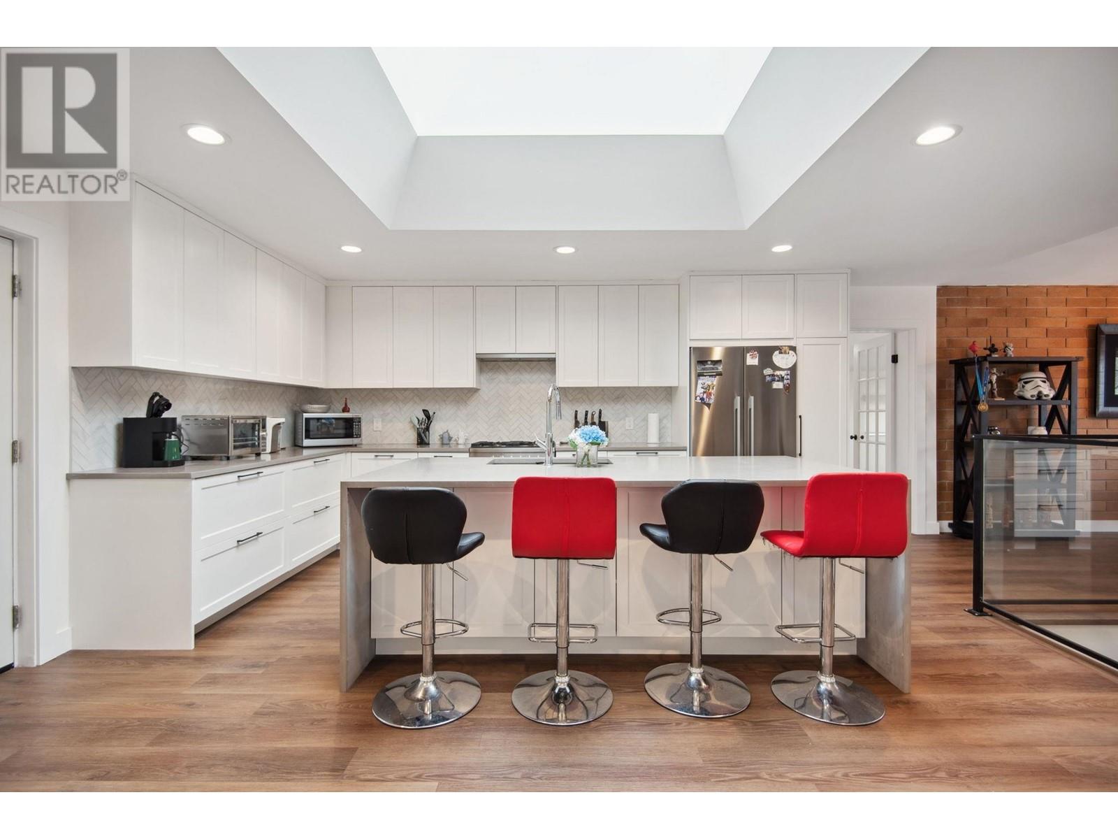 220 N Grosvenor Avenue, Burnaby, British Columbia  V5B 1J4 - Photo 3 - R2987461