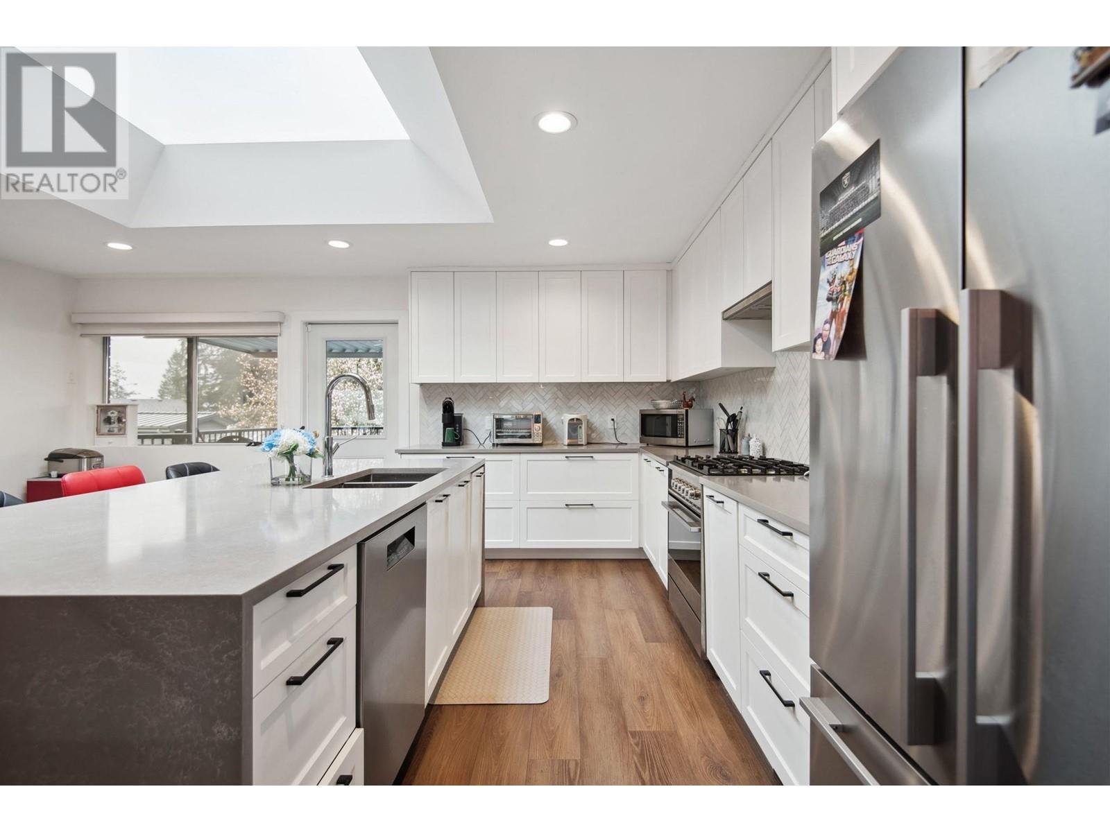 220 N Grosvenor Avenue, Burnaby, British Columbia  V5B 1J4 - Photo 4 - R2987461