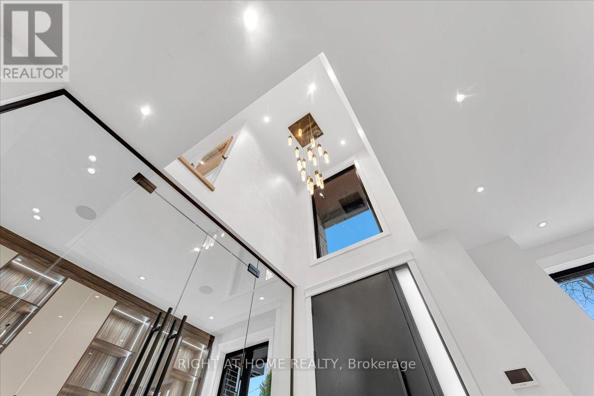 2572 Edenhurst Drive, Mississauga, Ontario  L5A 2L3 - Photo 6 - W12069771
