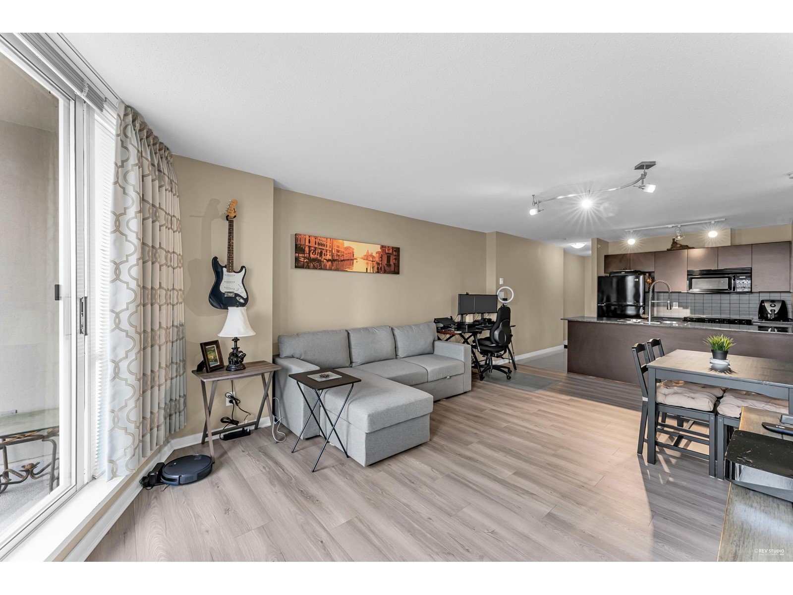 402 13618 100 Avenue, Surrey, British Columbia  V3T 0A8 - Photo 5 - R2987653