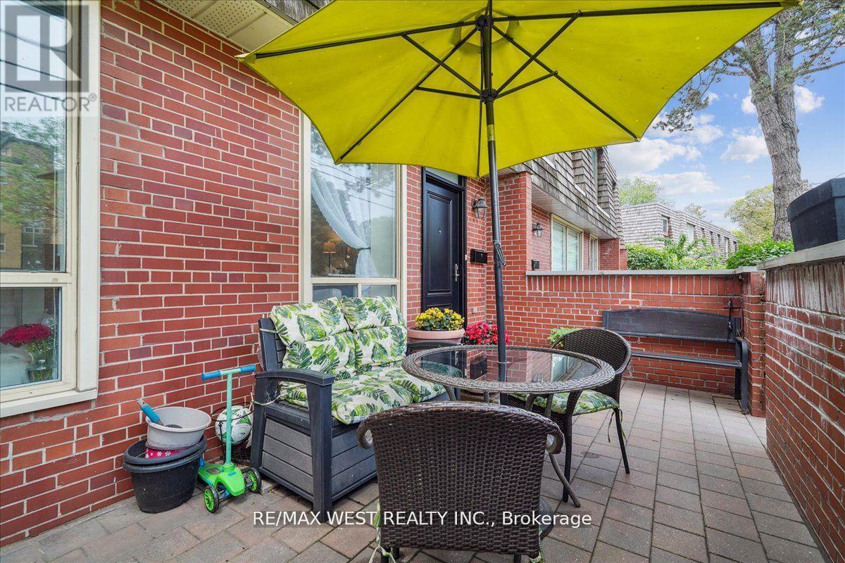 2 - 69 Upper Canada Drive, Toronto, Ontario  M2P 2A2 - Photo 2 - C12069891