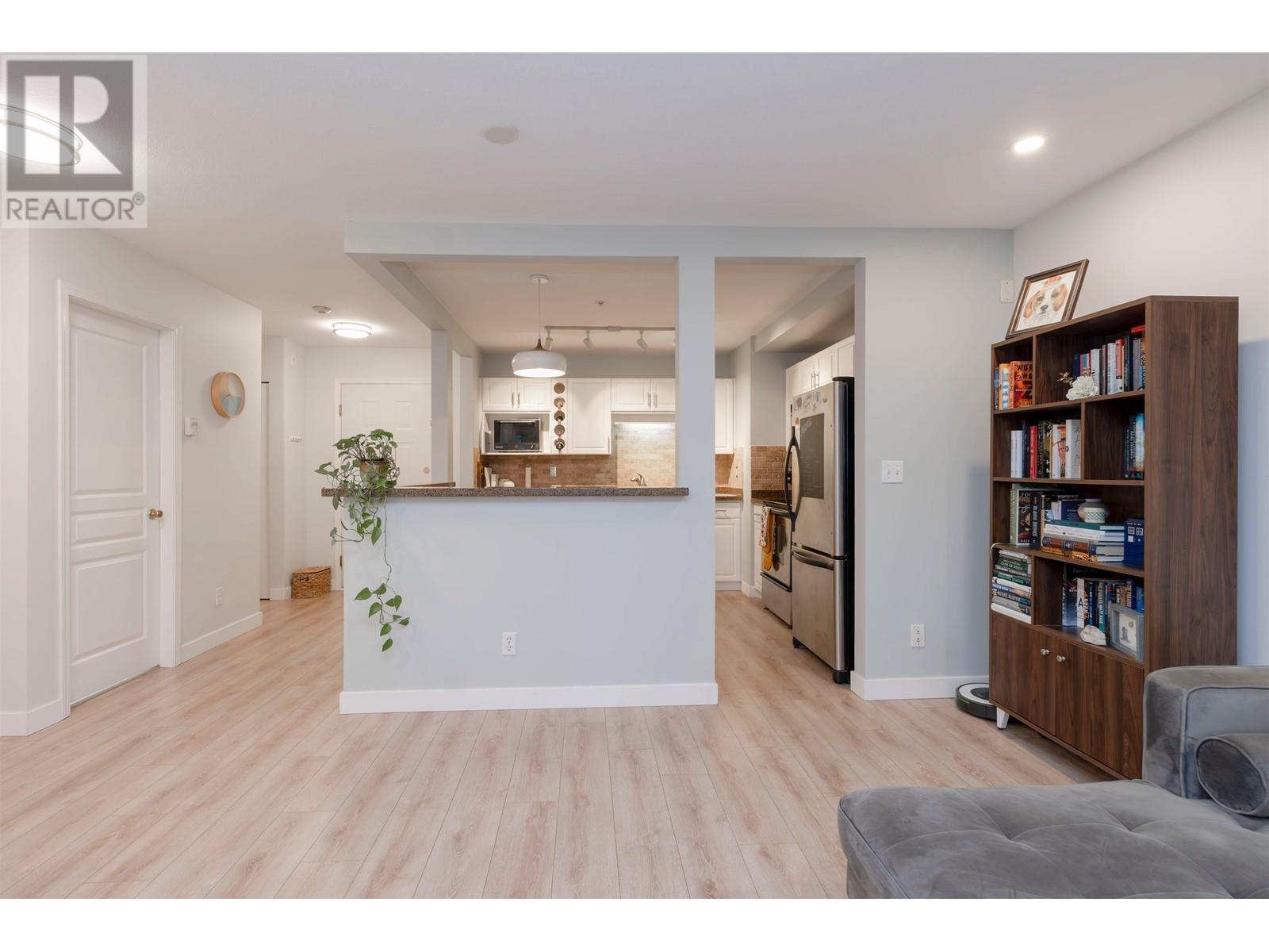 301 7139 18 Avenue, Burnaby, British Columbia  V3N 4Z3 - Photo 8 - R2987753